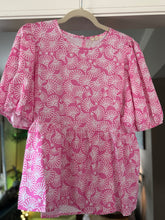 Load image into Gallery viewer, Pink print top
