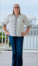 Load image into Gallery viewer, Floral Contrast Button Up Top
